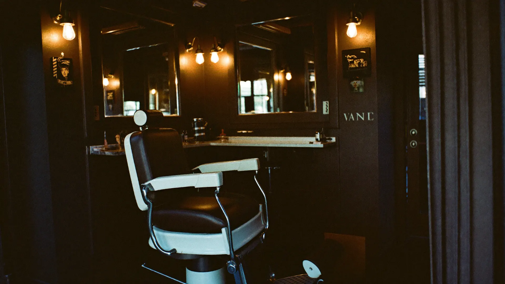 De warme barbershop van Bas in avondlicht, klaar voor de volgende klant